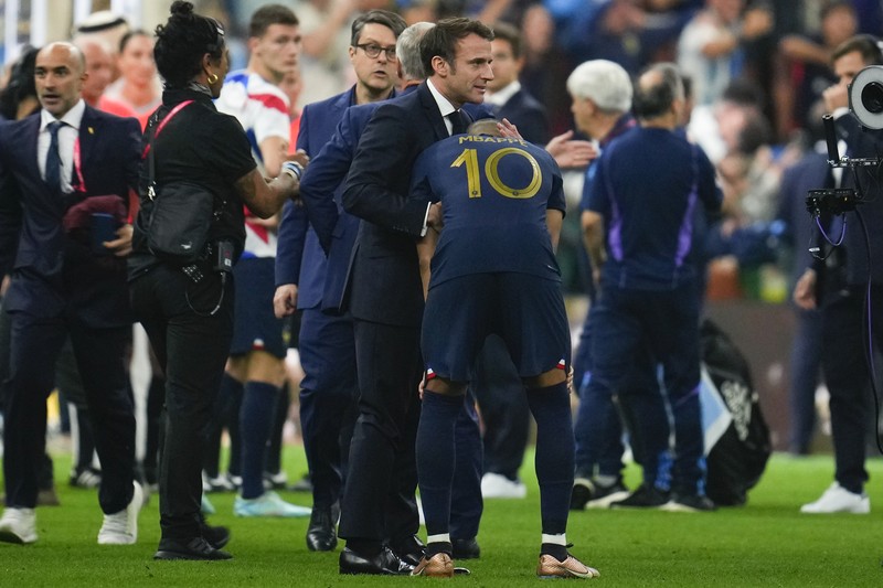 Penyerang #10 Prancis Kylian Mbappe kesal terhadap peluang yang hilang selama pertandingan final sepak bola Piala Dunia Qatar 2022 antara Argentina dan Prancis di Stadion Lusail di Lusail, utara Doha, Qatar, Minggu (18/12/2022).  Argentina menjadi juara Piala Dunia 2022 setelah menang adu penalti atas Prancis 4-2. (Photo by ODD ANDERSEN/AFP via Getty Images)