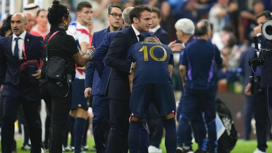 Penyerang #10 Prancis Kylian Mbappe kesal terhadap peluang yang hilang selama pertandingan final sepak bola Piala Dunia Qatar 2022 antara Argentina dan Prancis di Stadion Lusail di Lusail, utara Doha, Qatar, Minggu (18/12/2022).  Argentina menjadi juara Piala Dunia 2022 setelah menang adu penalti atas Prancis 4-2. (Photo by ODD ANDERSEN/AFP via Getty Images)