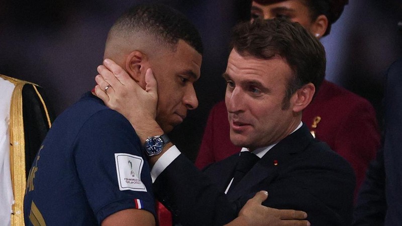 Penyerang #10 Prancis Kylian Mbappe kesal terhadap peluang yang hilang selama pertandingan final sepak bola Piala Dunia Qatar 2022 antara Argentina dan Prancis di Stadion Lusail di Lusail, utara Doha, Qatar, Minggu (18/12/2022).  Argentina menjadi juara Piala Dunia 2022 setelah menang adu penalti atas Prancis 4-2. (Photo by ODD ANDERSEN/AFP via Getty Images)