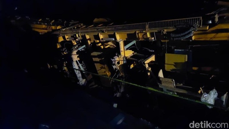 Proses evakuasi kereta teknis proyek Kereta Cepat Jakarta Bandung (KCJB) di Cikalong Wetan, Kabupaten Bandung Barat Proses evakuasi kereta teknis proyek Kereta Cepat Jakarta Bandung (KCJB) di Cikalong Wetan, Kabupaten Bandung Barat, Minggu (18/12/2022) (Foto: Whisnu Pradana/detikJabar)