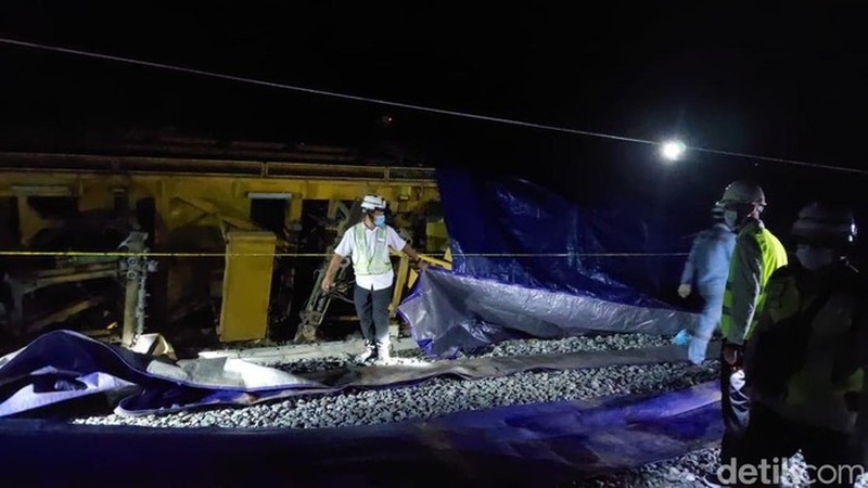 Proses evakuasi kereta teknis proyek Kereta Cepat Jakarta Bandung (KCJB) di Cikalong Wetan, Kabupaten Bandung Barat Proses evakuasi kereta teknis proyek Kereta Cepat Jakarta Bandung (KCJB) di Cikalong Wetan, Kabupaten Bandung Barat, Minggu (18/12/2022) (Foto: Whisnu Pradana/detikJabar)