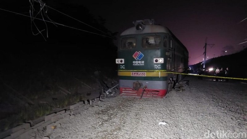 Proses evakuasi kereta teknis proyek Kereta Cepat Jakarta Bandung (KCJB) di Cikalong Wetan, Kabupaten Bandung Barat Proses evakuasi kereta teknis proyek Kereta Cepat Jakarta Bandung (KCJB) di Cikalong Wetan, Kabupaten Bandung Barat, Minggu (18/12/2022) (Foto: Whisnu Pradana/detikJabar)