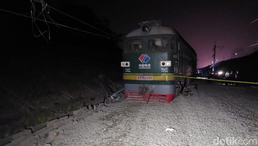 Proses evakuasi kereta teknis proyek Kereta Cepat Jakarta Bandung (KCJB) di Cikalong Wetan, Kabupaten Bandung Barat, Minggu (18/12/2022) (Foto: Whisnu Pradana/detikJabar)