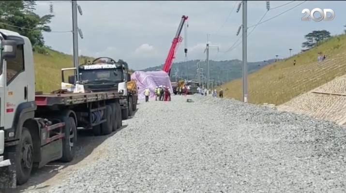PT Kereta Cepat Indonesia China (KCIC) menegaskan insiden kereta anjlok di Bandung tidak terjadi pada rangkaian Kereta Cepat Jakarta-Bandung. Kereta yang anjlok adalah kereta kerja pemasang rel. PT Kereta Cepat Indonesia China (KCIC) menegaskan insiden kereta anjlok di Bandung tidak terjadi pada rangkaian Kereta Cepat Jakarta-Bandung. Kereta yang anjlok adalah kereta kerja pemasang rel. (Tangkapan Layar 20Detik)