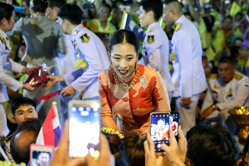 Putri Thailand Bajrakitiyabha menyapa kaum royalis, di The Grand Palace di Bangkok, Thailand, 1 November 2020. Putri Thailand Bajrakitiyabha menyapa kaum royalis, di The Grand Palace di Bangkok, Thailand, 1 November 2020. (Dok. File - REUTERS/Athit Perawongmetha)