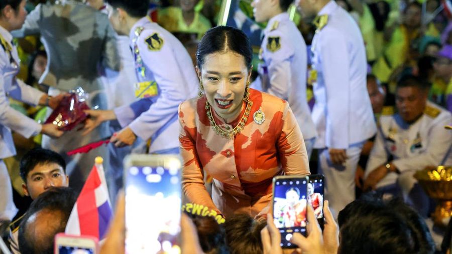 Putri Thailand Bajrakitiyabha menyapa kaum royalis, di The Grand Palace di Bangkok, Thailand, 1 November 2020. (Dok. File - REUTERS/Athit Perawongmetha)