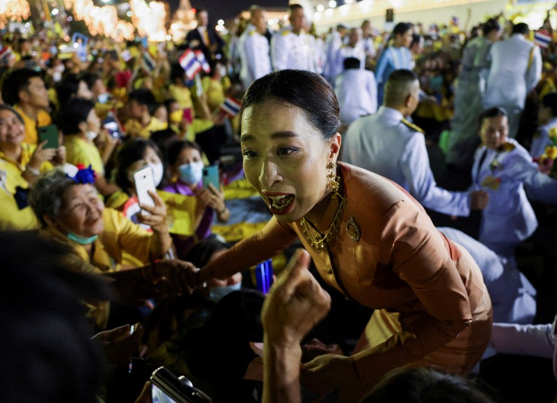 Putri Thailand Bajrakitiyabha menyapa kaum royalis, di The Grand Palace di Bangkok, Thailand, 1 November 2020. Putri Thailand Bajrakitiyabha menyapa kaum royalis, di The Grand Palace di Bangkok, Thailand, 1 November 2020. (Dok. File - REUTERS/Athit Perawongmetha)