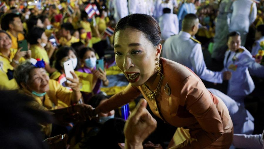 Putri Thailand Bajrakitiyabha menyapa kaum royalis, di The Grand Palace di Bangkok, Thailand, 1 November 2020. (Dok. File - REUTERS/Athit Perawongmetha)