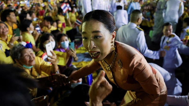 Putri Thailand Bajrakitiyabha menyapa kaum royalis, di The Grand Palace di Bangkok, Thailand, 1 November 2020. (Dok. File - REUTERS/Athit Perawongmetha)