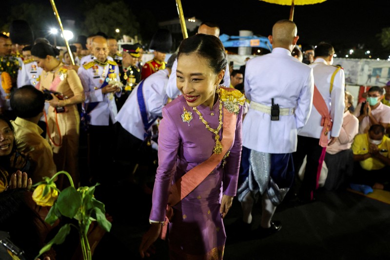 Putri Thailand Bajrakitiyabha menyapa kaum royalis, di The Grand Palace di Bangkok, Thailand, 1 November 2020. Putri Thailand Bajrakitiyabha menyapa kaum royalis, di The Grand Palace di Bangkok, Thailand, 1 November 2020. (Dok. File - REUTERS/Athit Perawongmetha)
