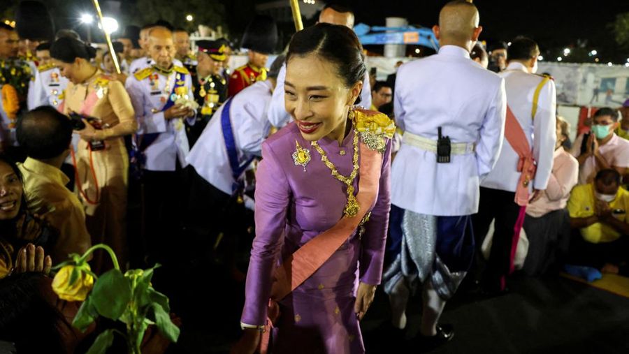 Putri Thailand Bajrakitiyabha menyapa kaum royalis, di The Grand Palace di Bangkok, Thailand, 1 November 2020. (Dok. File - REUTERS/Athit Perawongmetha)