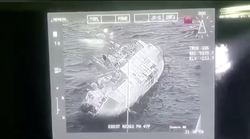 Dalam foto yang disediakan oleh Angkatan Laut Kerajaan Thailand ini, daftar kapal perang korvet HTMS Sukhothai di lepas pantai provinsi Prachuap Khiri Khan, Thailand, Minggu, 18 Desember 2022. Kapal angkatan laut Thailand tenggelam di Teluk Thailand dan kapal serta helikopter ditenggelamkan. bekerja Senin untuk menyelamatkan pelaut dari air. (Royal Thai Navy via AP)