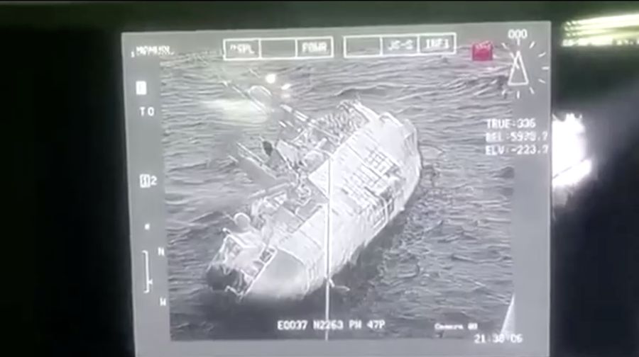Dalam foto yang disediakan oleh Angkatan Laut Kerajaan Thailand ini, daftar kapal perang korvet HTMS Sukhothai di lepas pantai provinsi Prachuap Khiri Khan, Thailand, Minggu, 18 Desember 2022. Kapal angkatan laut Thailand tenggelam di Teluk Thailand dan kapal serta helikopter ditenggelamkan. bekerja Senin untuk menyelamatkan pelaut dari air. (Royal Thai Navy via AP)