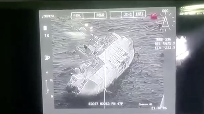 Dalam foto yang disediakan oleh Angkatan Laut Kerajaan Thailand ini, daftar kapal perang korvet HTMS Sukhothai di lepas pantai provinsi Prachuap Khiri Khan, Thailand, Minggu, 18 Desember 2022. Kapal angkatan laut Thailand tenggelam di Teluk Thailand dan kapal serta helikopter ditenggelamkan. bekerja Senin untuk menyelamatkan pelaut dari air. (Royal Thai Navy via AP)
