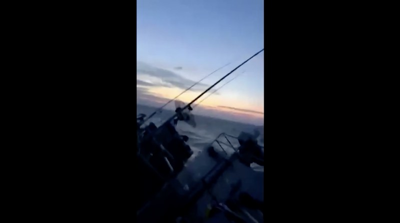 Dalam foto yang disediakan oleh Angkatan Laut Kerajaan Thailand ini, daftar kapal perang korvet HTMS Sukhothai di lepas pantai provinsi Prachuap Khiri Khan, Thailand, Minggu, 18 Desember 2022. Kapal angkatan laut Thailand tenggelam di Teluk Thailand dan kapal serta helikopter ditenggelamkan. bekerja Senin untuk menyelamatkan pelaut dari air. (Royal Thai Navy via AP)