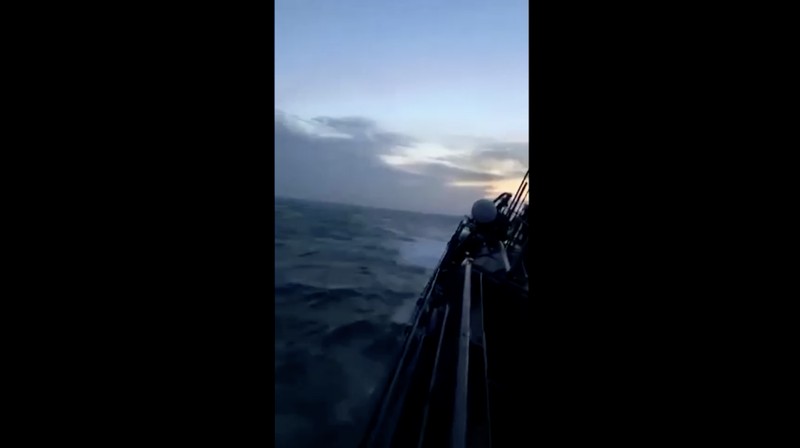 Dalam foto yang disediakan oleh Angkatan Laut Kerajaan Thailand ini, daftar kapal perang korvet HTMS Sukhothai di lepas pantai provinsi Prachuap Khiri Khan, Thailand, Minggu, 18 Desember 2022. Kapal angkatan laut Thailand tenggelam di Teluk Thailand dan kapal serta helikopter ditenggelamkan. bekerja Senin untuk menyelamatkan pelaut dari air. (Royal Thai Navy via AP)