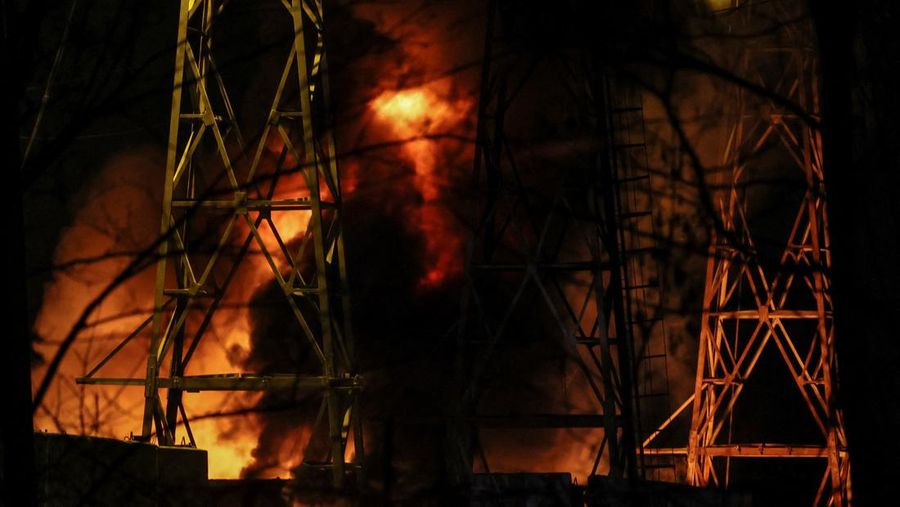 Sebuah objek infrastruktur listrik kritis terbakar setelah serangan pesawat tak berawak Rusia, di tengah serangan Rusia di Ukraina, di Kyiv, Ukraina 19 Desember 2022. (REUTERS/Gleb Garanich)