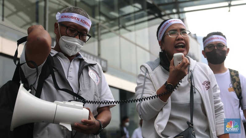 Sejumlah anggota dari Perkumpulan Komunitas Peduli Konsumen Meikarta yang terdiri dari pembeli Apartemen Meikarta melakukan Penyampaian Aspirasi di Bank NOBU Plaza Semanggi, Sejumlah anggota dari Perkumpulan Komunitas Peduli Konsumen Meikarta yang terdiri dari pembeli Apartemen Meikarta melakukan Penyampaian Aspirasi di Bank NOBU Plaza Semanggi, Senin (19/12/2022). Mereka menuntut (pengembalian dana (refund) ke Bank NOBU bagi anggota yang menggunakan KPA dalam pembelian apartemen Meikarta. (CNBC Indonesia/Muhammad Sabki)