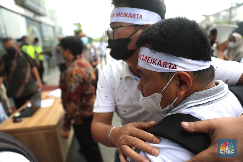 Sejumlah anggota dari Perkumpulan Komunitas Peduli Konsumen Meikarta yang terdiri dari pembeli Apartemen Meikarta melakukan Penyampaian Aspirasi di Bank NOBU Plaza Semanggi, Sejumlah anggota dari Perkumpulan Komunitas Peduli Konsumen Meikarta yang terdiri dari pembeli Apartemen Meikarta melakukan Penyampaian Aspirasi di Bank NOBU Plaza Semanggi, Senin (19/12/2022). Mereka menuntut (pengembalian dana (refund) ke Bank NOBU bagi anggota yang menggunakan KPA dalam pembelian apartemen Meikarta. (CNBC Indonesia/Muhammad Sabki)