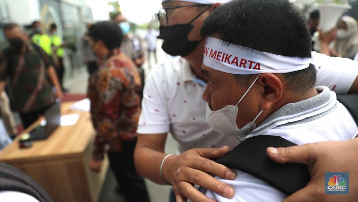 Sejumlah anggota dari Perkumpulan Komunitas Peduli Konsumen Meikarta yang terdiri dari pembeli Apartemen Meikarta melakukan Penyampaian Aspirasi di Bank NOBU Plaza Semanggi, Senin (19/12/2022). Mereka menuntut (pengembalian dana (refund) ke Bank NOBU bagi anggota yang menggunakan KPA dalam pembelian apartemen Meikarta.  (CNBC Indonesia/Muhammad Sabki)