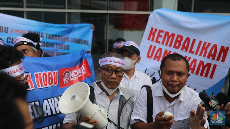 Sejumlah anggota dari Perkumpulan Komunitas Peduli Konsumen Meikarta yang terdiri dari pembeli Apartemen Meikarta melakukan Penyampaian Aspirasi di Bank NOBU Plaza Semanggi, Sejumlah anggota dari Perkumpulan Komunitas Peduli Konsumen Meikarta yang terdiri dari pembeli Apartemen Meikarta melakukan Penyampaian Aspirasi di Bank NOBU Plaza Semanggi, Senin (19/12/2022). Mereka menuntut (pengembalian dana (refund) ke Bank NOBU bagi anggota yang menggunakan KPA dalam pembelian apartemen Meikarta. (CNBC Indonesia/Muhammad Sabki)
