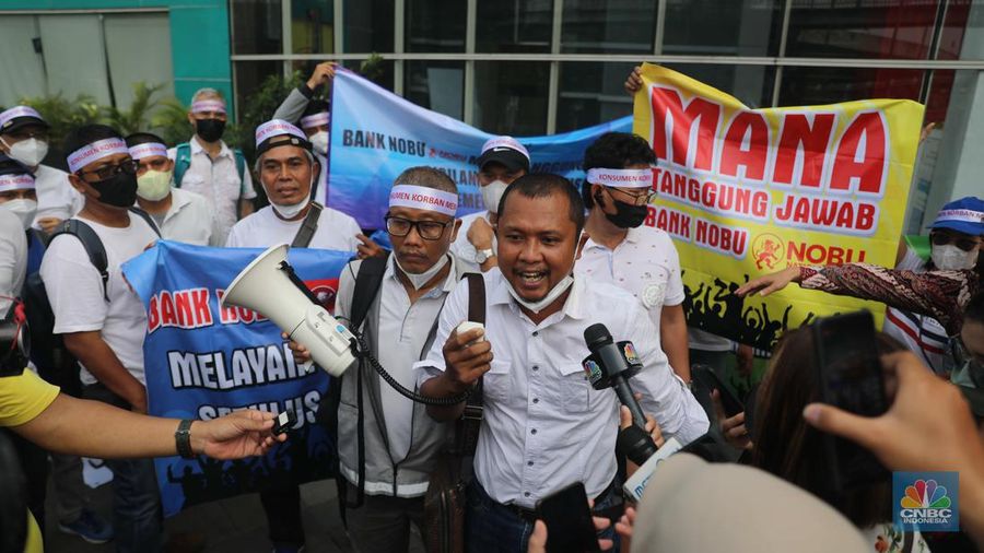 Sejumlah anggota dari Perkumpulan Komunitas Peduli Konsumen Meikarta yang terdiri dari pembeli Apartemen Meikarta melakukan Penyampaian Aspirasi di Bank NOBU Plaza Semanggi, Senin (19/12/2022). Mereka menuntut (pengembalian dana (refund) ke Bank NOBU bagi anggota yang menggunakan KPA dalam pembelian apartemen Meikarta. (CNBC Indonesia/Muhammad Sabki)