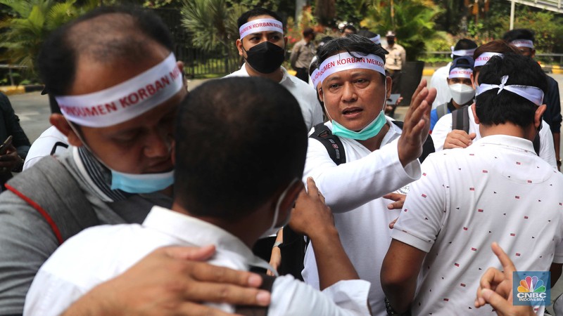 Sejumlah anggota dari Perkumpulan Komunitas Peduli Konsumen Meikarta yang terdiri dari pembeli Apartemen Meikarta melakukan Penyampaian Aspirasi di Bank NOBU Plaza Semanggi, Sejumlah anggota dari Perkumpulan Komunitas Peduli Konsumen Meikarta yang terdiri dari pembeli Apartemen Meikarta melakukan Penyampaian Aspirasi di Bank NOBU Plaza Semanggi, Senin (19/12/2022). Mereka menuntut (pengembalian dana (refund) ke Bank NOBU bagi anggota yang menggunakan KPA dalam pembelian apartemen Meikarta. (CNBC Indonesia/Muhammad Sabki)