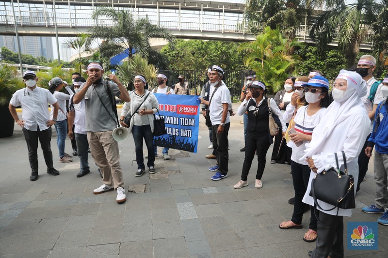 Sejumlah anggota dari Perkumpulan Komunitas Peduli Konsumen Meikarta yang terdiri dari pembeli Apartemen Meikarta melakukan Penyampaian Aspirasi di Bank NOBU Plaza Semanggi, Senin (19/12/2022). Mereka menuntut (pengembalian dana (refund) ke Bank NOBU bagi anggota yang menggunakan KPA dalam pembelian apartemen Meikarta.  (CNBC Indonesia/Muhammad Sabki)