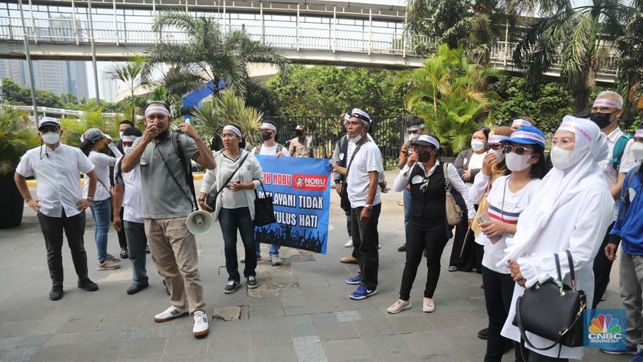 Sejumlah anggota dari Perkumpulan Komunitas Peduli Konsumen Meikarta yang terdiri dari pembeli Apartemen Meikarta melakukan Penyampaian Aspirasi di Bank NOBU Plaza Semanggi, Senin (19/12/2022). Mereka menuntut (pengembalian dana (refund) ke Bank NOBU bagi anggota yang menggunakan KPA dalam pembelian apartemen Meikarta.  (CNBC Indonesia/Muhammad Sabki)