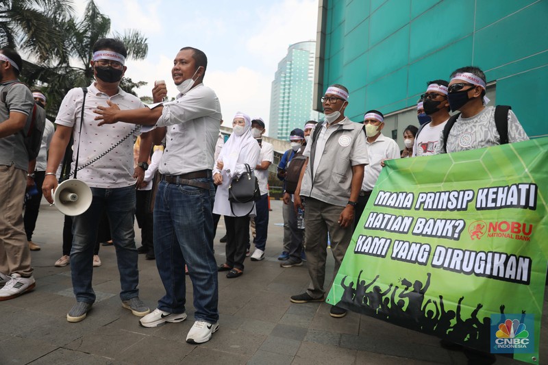 Sejumlah anggota dari Perkumpulan Komunitas Peduli Konsumen Meikarta yang terdiri dari pembeli Apartemen Meikarta melakukan Penyampaian Aspirasi di Bank NOBU Plaza Semanggi, Sejumlah anggota dari Perkumpulan Komunitas Peduli Konsumen Meikarta yang terdiri dari pembeli Apartemen Meikarta melakukan Penyampaian Aspirasi di Bank NOBU Plaza Semanggi, Senin (19/12/2022). Mereka menuntut (pengembalian dana (refund) ke Bank NOBU bagi anggota yang menggunakan KPA dalam pembelian apartemen Meikarta. (CNBC Indonesia/Muhammad Sabki)
