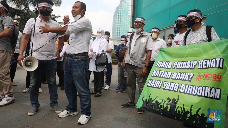Sejumlah anggota dari Perkumpulan Komunitas Peduli Konsumen Meikarta yang terdiri dari pembeli Apartemen Meikarta melakukan Penyampaian Aspirasi di Bank NOBU Plaza Semanggi, Senin (19/12/2022). Mereka menuntut (pengembalian dana (refund) ke Bank NOBU bagi anggota yang menggunakan KPA dalam pembelian apartemen Meikarta.  (CNBC Indonesia/Muhammad Sabki)