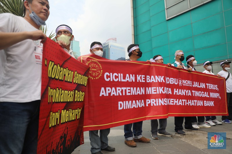 Sejumlah anggota dari Perkumpulan Komunitas Peduli Konsumen Meikarta yang terdiri dari pembeli Apartemen Meikarta melakukan Penyampaian Aspirasi di Bank NOBU Plaza Semanggi, Senin (19/12/2022). Mereka menuntut (pengembalian dana (refund) ke Bank NOBU bagi anggota yang menggunakan KPA dalam pembelian apartemen Meikarta.  (CNBC Indonesia/Muhammad Sabki)