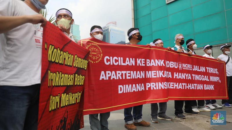 Sejumlah anggota dari Perkumpulan Komunitas Peduli Konsumen Meikarta yang terdiri dari pembeli Apartemen Meikarta melakukan Penyampaian Aspirasi di Bank NOBU Plaza Semanggi, Senin (19/12/2022). Mereka menuntut (pengembalian dana (refund) ke Bank NOBU bagi anggota yang menggunakan KPA dalam pembelian apartemen Meikarta.  (CNBC Indonesia/Muhammad Sabki)