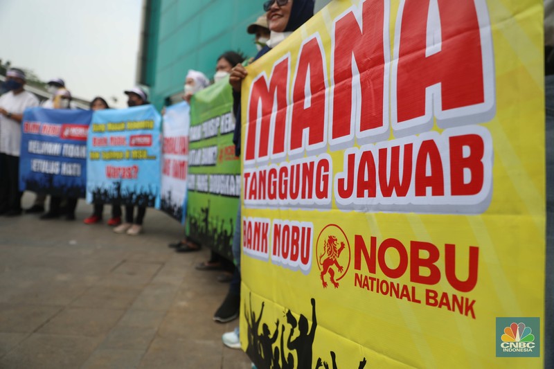Sejumlah anggota dari Perkumpulan Komunitas Peduli Konsumen Meikarta yang terdiri dari pembeli Apartemen Meikarta melakukan Penyampaian Aspirasi di Bank NOBU Plaza Semanggi, Sejumlah anggota dari Perkumpulan Komunitas Peduli Konsumen Meikarta yang terdiri dari pembeli Apartemen Meikarta melakukan Penyampaian Aspirasi di Bank NOBU Plaza Semanggi, Senin (19/12/2022). Mereka menuntut (pengembalian dana (refund) ke Bank NOBU bagi anggota yang menggunakan KPA dalam pembelian apartemen Meikarta. (CNBC Indonesia/Muhammad Sabki)