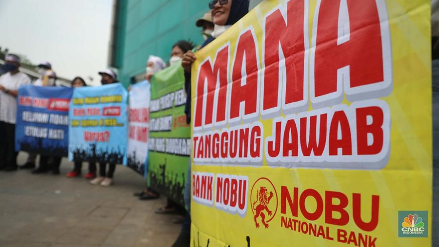 Sejumlah anggota dari Perkumpulan Komunitas Peduli Konsumen Meikarta yang terdiri dari pembeli Apartemen Meikarta melakukan Penyampaian Aspirasi di Bank NOBU Plaza Semanggi, Senin (19/12/2022). Mereka menuntut (pengembalian dana (refund) ke Bank NOBU bagi anggota yang menggunakan KPA dalam pembelian apartemen Meikarta.  (CNBC Indonesia/Muhammad Sabki)