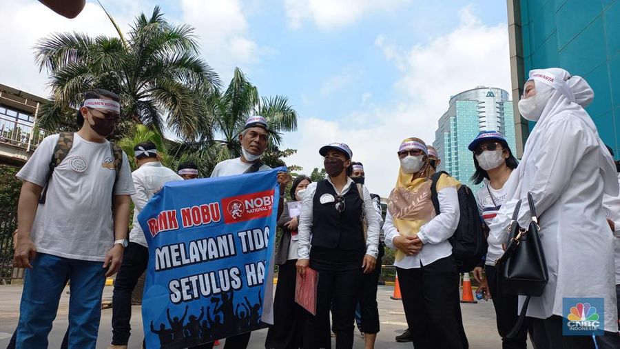 Sejumlah anggota dari Perkumpulan Komunitas Peduli Konsumen Meikarta yang terdiri dari pembeli Apartemen Meikarta melakukan Penyampaian Aspirasi di Bank NOBU Plaza Semanggi, Senin (19/12/2022). (CNBC Indonesia/ Muhammad Sabki)