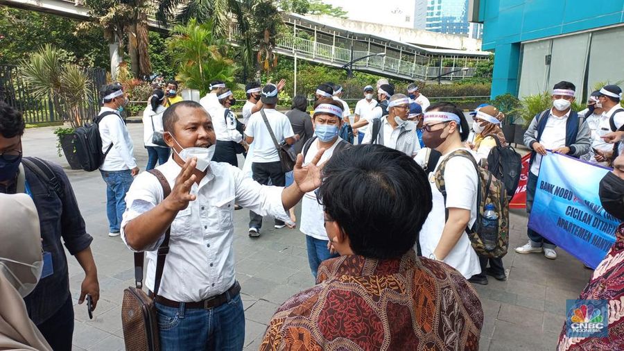 Sejumlah anggota dari Perkumpulan Komunitas Peduli Konsumen Meikarta yang terdiri dari pembeli Apartemen Meikarta melakukan Penyampaian Aspirasi di Bank NOBU Plaza Semanggi, Senin (19/12/2022). (CNBC Indonesia/ Muhammad Sabki)