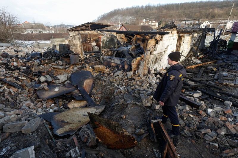 Seorang penduduk lokal Mykola Kobzarenko memeriksa sisa-sisa garasinya yang hancur selama serangan pesawat tak berawak Rusia, di tengah serangan Rusia terhadap Ukraina, di desa Stari Bezradychi, di wilayah Kyiv, Ukraina 19 Desember 2022. Seorang penduduk lokal Mykola Kobzarenko memeriksa sisa-sisa garasinya yang hancur selama serangan pesawat tak berawak Rusia, di tengah serangan Rusia terhadap Ukraina, di desa Stari Bezradychi, di wilayah Kyiv, Ukraina 19 Desember 2022. (REUTERS/Valentyn Ogirenko)