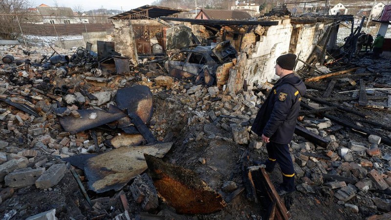 Seorang penduduk lokal Mykola Kobzarenko memeriksa sisa-sisa garasinya yang hancur selama serangan pesawat tak berawak Rusia, di tengah serangan Rusia terhadap Ukraina, di desa Stari Bezradychi, di wilayah Kyiv, Ukraina 19 Desember 2022. (REUTERS/Valentyn Ogirenko)