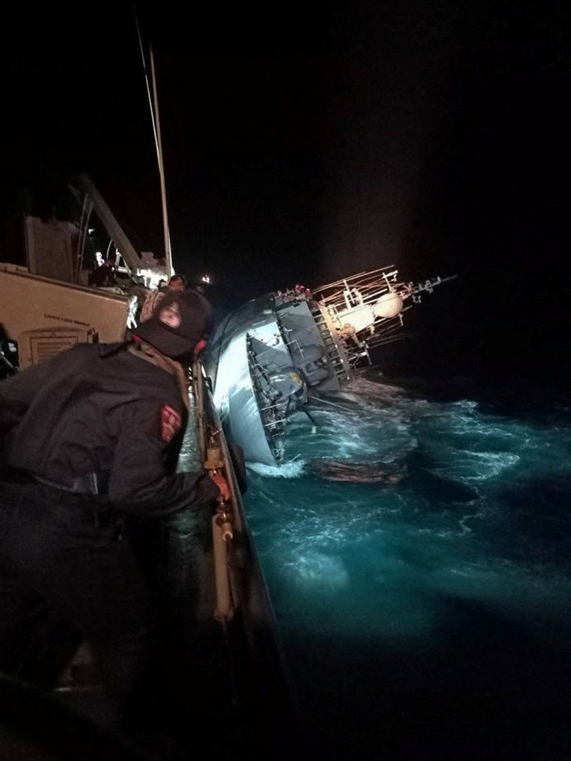 Dalam foto yang disediakan oleh Angkatan Laut Kerajaan Thailand ini, daftar kapal perang korvet HTMS Sukhothai di lepas pantai provinsi Prachuap Khiri Khan, Thailand, Minggu, 18 Desember 2022. Kapal angkatan laut Thailand tenggelam di Teluk Thailand dan kapal serta helikopter ditenggelamkan. bekerja Senin untuk menyelamatkan pelaut dari air. Dalam foto yang disediakan oleh Angkatan Laut Kerajaan Thailand ini, daftar kapal perang korvet HTMS Sukhothai di lepas pantai provinsi Prachuap Khiri Khan, Thailand, Minggu, 18 Desember 2022. Kapal angkatan laut Thailand tenggelam di Teluk Thailand dan kapal serta helikopter ditenggelamkan. bekerja Senin untuk menyelamatkan pelaut dari air. (Royal Thai Navy via AP)
