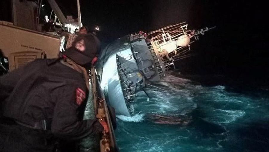 Dalam foto yang disediakan oleh Angkatan Laut Kerajaan Thailand ini, daftar kapal perang korvet HTMS Sukhothai di lepas pantai provinsi Prachuap Khiri Khan, Thailand, Minggu, 18 Desember 2022. Kapal angkatan laut Thailand tenggelam di Teluk Thailand dan kapal serta helikopter ditenggelamkan. bekerja Senin untuk menyelamatkan pelaut dari air. (Royal Thai Navy via AP)