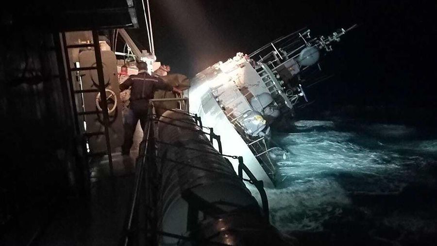 Seorang marinir melihat kapal perang HTMS Sukhothai yang terbalik di Teluk Thailand, Minggu (18/12/2022). (Royal Thai Navy via AP)