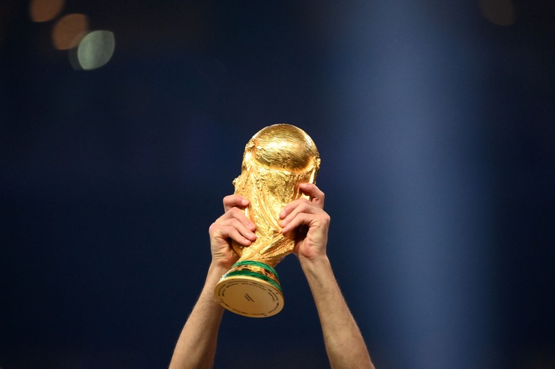 Pemain depan Argentina #10 Lionel Messi mengontrol bola selama pertandingan sepak bola final Piala Dunia Qatar 2022 antara Argentina dan Prancis Pemain depan Argentina #10 Lionel Messi mengontrol bola selama pertandingan sepak bola final Piala Dunia Qatar 2022 antara Argentina dan Prancis di Stadion Lusail di Lusail, utara Doha, Qatar, Minggu (18/12/2022). Argentina menjadi juara Piala Dunia 2022 setelah menang adu penalti atas Prancis 4-2. (Photo by ADRIAN DENNIS/AFP via Getty Images)