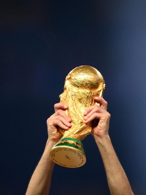 Seorang pemain Argentina mengangkat trofi Piala Dunia selama upacara pemberian trofi usai Argentina memenangkan pertandingan sepak bola final Piala Dunia Qatar 2022 antara Argentina dan Prancis di Stadion Lusail di Lusail, utara Doha, Qatar, Minggu (