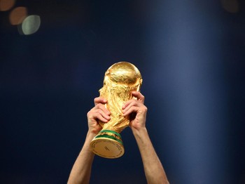Seorang pemain Argentina mengangkat trofi Piala Dunia selama upacara pemberian trofi usai Argentina memenangkan pertandingan sepak bola final Piala Dunia Qatar 2022 antara Argentina dan Prancis di Stadion Lusail di Lusail, utara Doha, Qatar, Minggu (