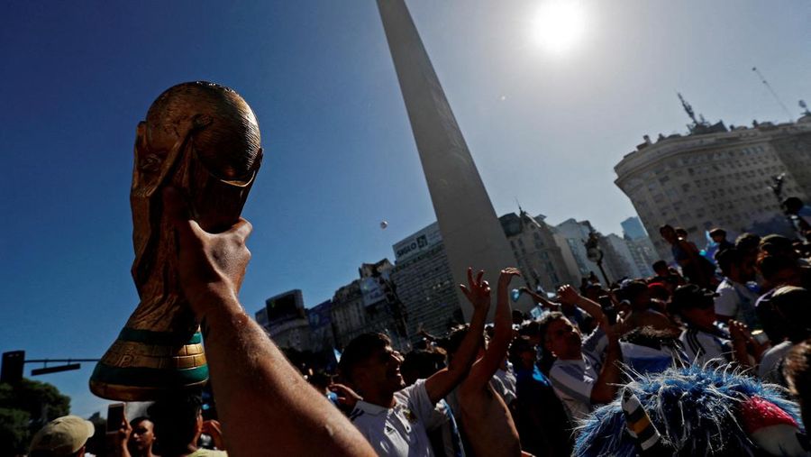 Suasana para fans Argentina dengan spanduk Diego Maradona berkumpul merayakan kemenangan negaranya usai pertandingan sepak bola final Piala Dunia Qatar 2022 antara Argentina dan Prancis di Buenos Aires, Argentina Minggu (18/12/2022). Argentina menjadi juara Piala Dunia 2022 setelah menang adu penalti atas Prancis 4-2. (REUTERS/Agustin Marcarian)