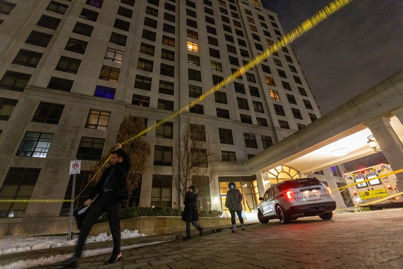 Seorang petugas polisi berjalan dengan senjata setelah penembakan massal yang fatal di sebuah gedung kondominium di pinggiran kota Toronto Vaughan, Ontario, Kanada 19 Desember 2022. (REUTERS/Carlos Osorio)