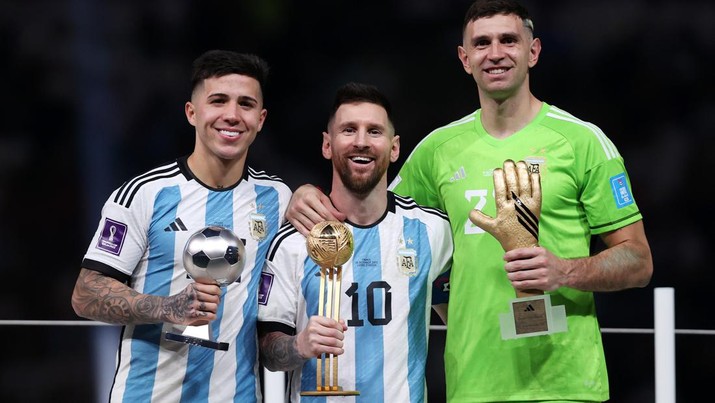Tiga pemain Argentina dengan tiga penghargaan yang berbeda. Enzo Fernandez (kiri) meraih FIFA Young Player Award, Lionel Messi (tengah) mendapatkan penghargaan Golden Ball Award, dan Emi Martinez (kanan) meraih Golden Glove Award.