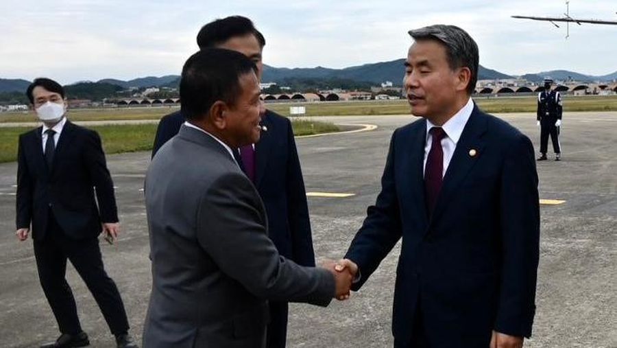 Wakil Menteri Pertahanan Republik Indonesia (Wamenhan RI) M. Herindra berbincang dengan Menteri Pertahanan Korea Lee Jong-Sup, dan Menteri Defense Acquisition Program Administration (DAPA) Eom Dong Hwan, saat Ceremony of Celebration of KFX/IFX di Sacheon Air Base, Korea Selatan, Rabu (28/9/2022). (Dok. Kemhan)