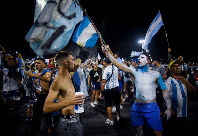 Lionel Messi dari Argentina (Kiri) dan Lionel Scaloni (Kanan) memegang Piala Dunia FIFA saat kedatangan tim sepak bola nasional pria Argentina setelah memenangkan Piala Dunia FIFA Qatar 2022 pada 20 Desember 2022 di Buenos Aires, Argentina. Lionel Messi dari Argentina (Kiri) dan Lionel Scaloni (Kanan) memegang Piala Dunia FIFA saat kedatangan tim sepak bola nasional pria Argentina setelah memenangkan Piala Dunia FIFA Qatar 2022 pada 20 Desember 2022 di Buenos Aires, Argentina. (Marcelo Endelli/Getty Images)